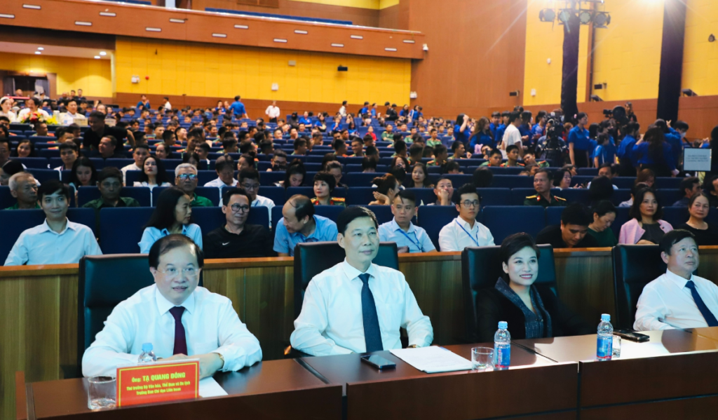 Thứ trưởng Bộ VHTTDL Tạ Quang Đông cùng các đại biểu tham dự Liên hoan.