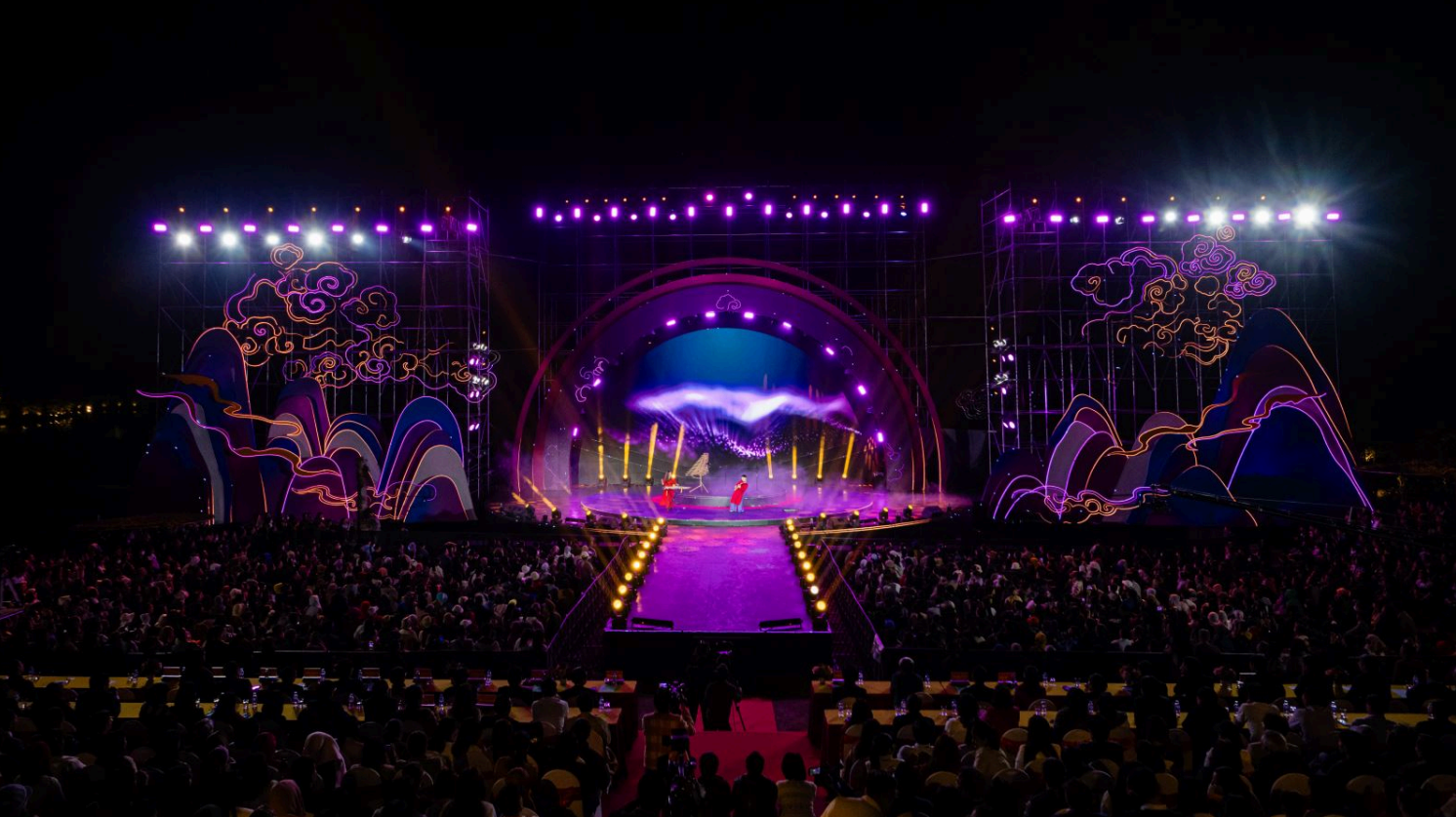 Rực rỡ sân khấu chương trình bế mạc "Í A Fest"