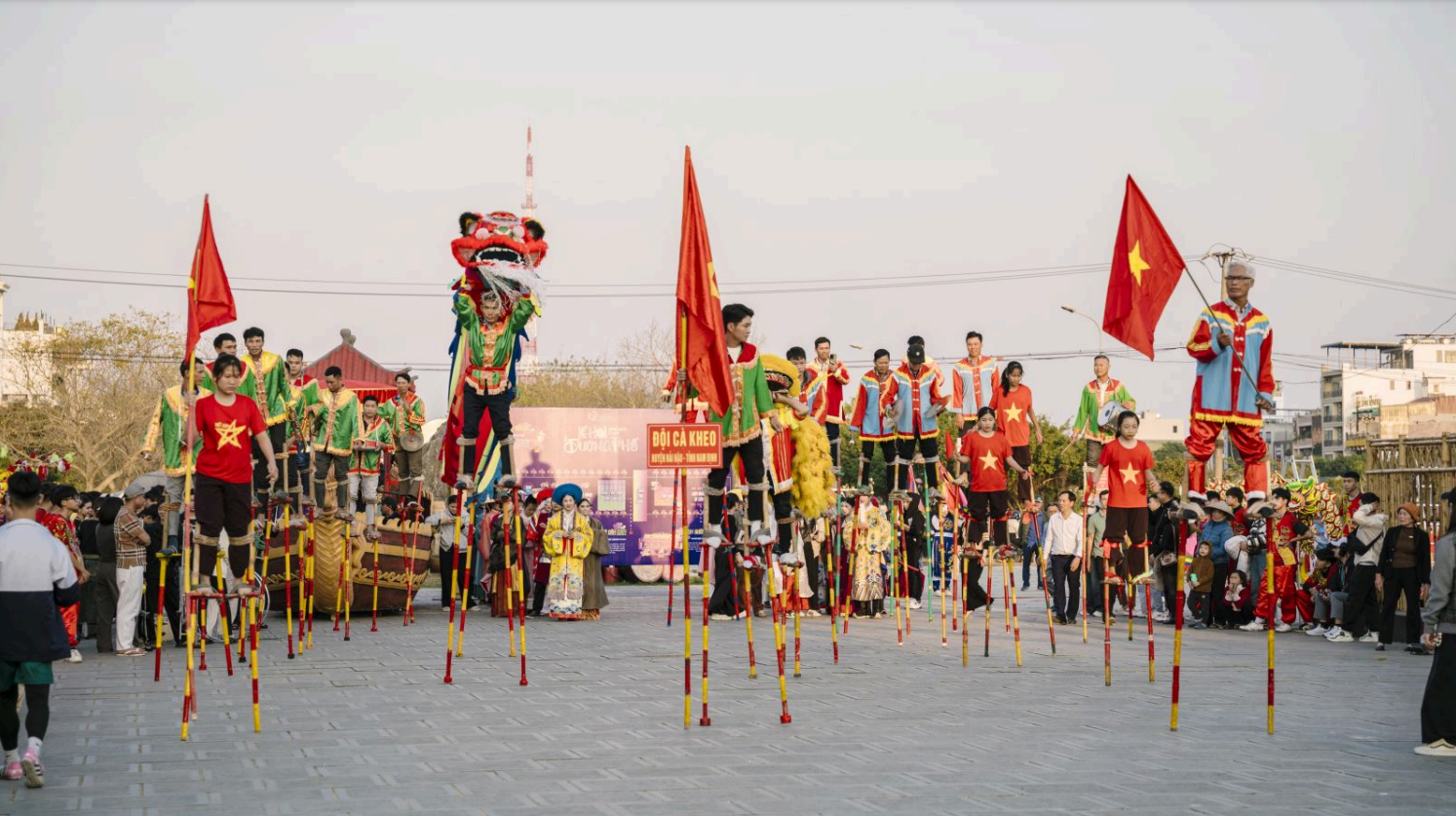 Các đoàn diễu hành của các địa phương trong và ngoài tỉnh Ninh Bình tại Lễ hội đường phố