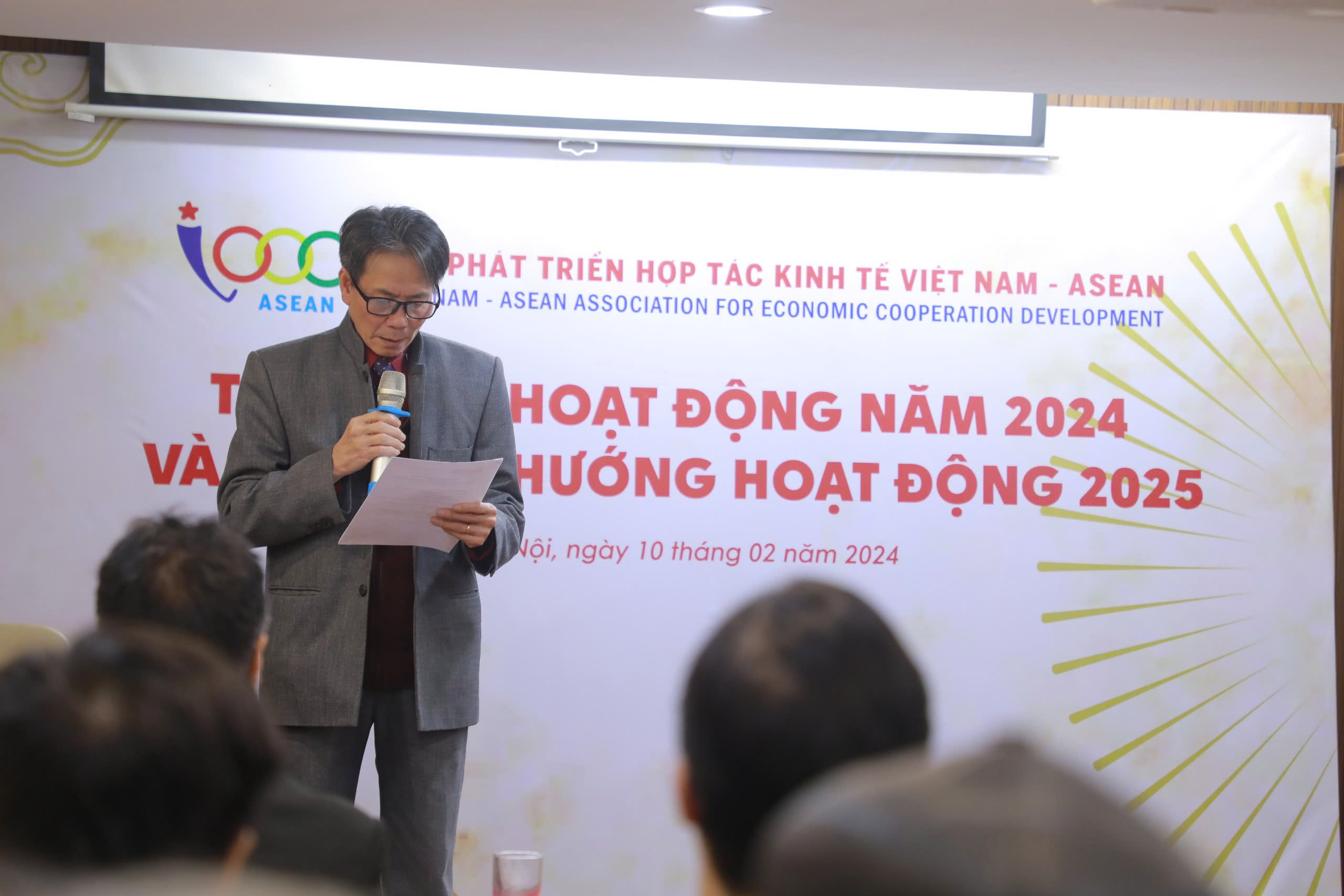 Ông Nguyễn Anh Dũng – Chánh VP Hội, công bố quyết định thành lập Viện Văn hóa và Kinh tế Việt Nam - ASEAN