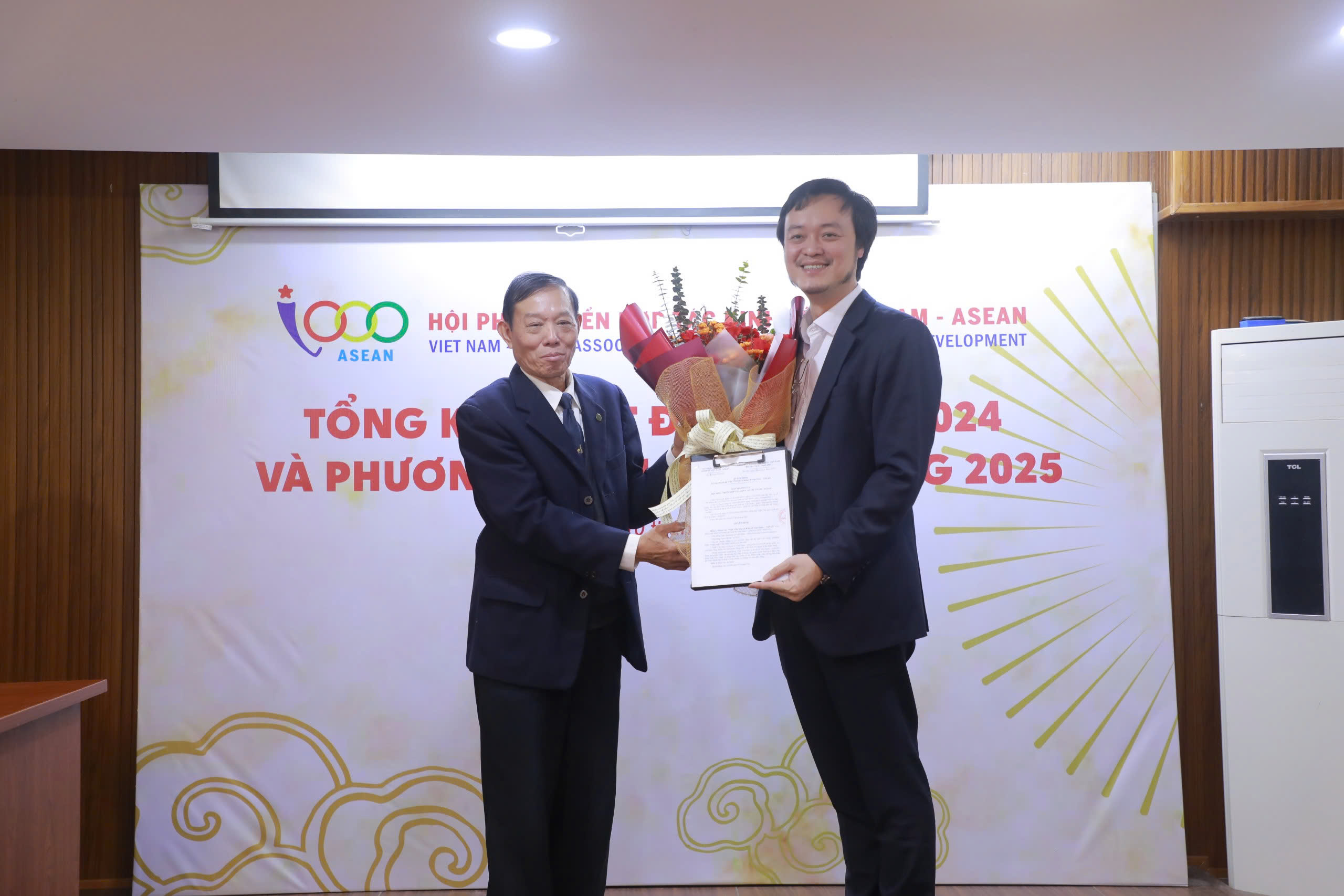 Ông Bùi Tất Thắng - Phó GS.TS chủ tịch hội lên trao quyết định thành lập Viện Văn hóa và Kinh tế Việt Nam – ASEAN.